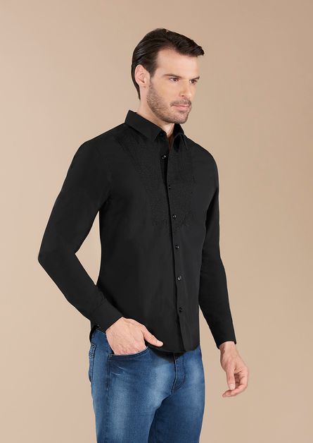camisa negra con pantalon de mezclilla